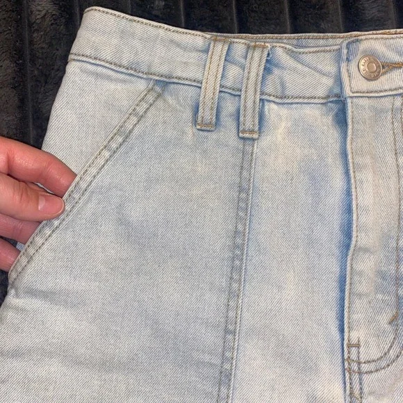 Wild Fable Womens High Rise Carpenter Denim Shorts Light Wash Raw Hem Size 8 - Picture 5 of 10